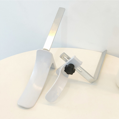 Gli accessori ginecologici del letto di ospedale inquadrano il materiale bianco dell'ABS
