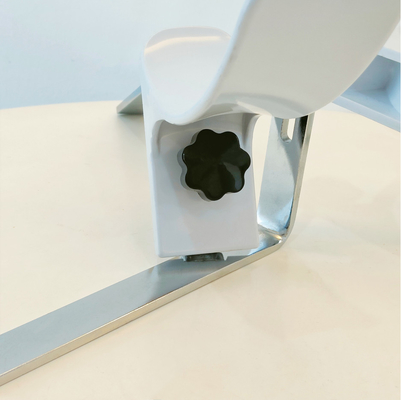 Gli accessori ginecologici del letto di ospedale inquadrano il materiale bianco dell'ABS