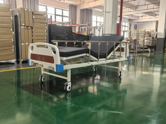Letto ospedaliero manuale a due funzioni con telaio in acciaio laminato a freddo