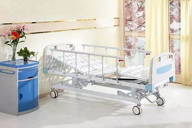 Tre letti medici dell'ospedale manuale di funzioni