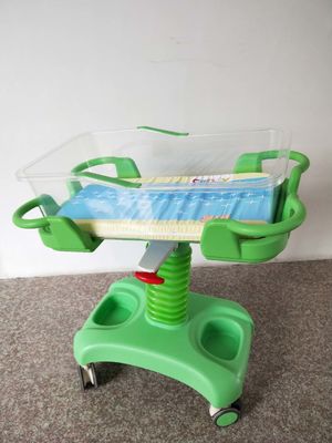 Carrello diagonale del bambino dell'ospedale del freno con il bacino di plastica trasparente