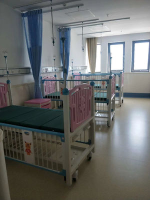 Greppia regolabile storta del bambino dell'ospedale dello schienale due