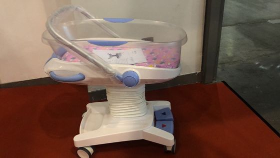 Bianco del carrello del bambino dell'ospedale del carico di controllo 25kg del circuito idraulico della greppia del bambino del letto del bambino dell'ospedale