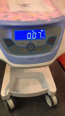 Bianco del carrello del bambino dell'ospedale del carico di controllo 25kg del circuito idraulico della greppia del bambino del letto del bambino dell'ospedale
