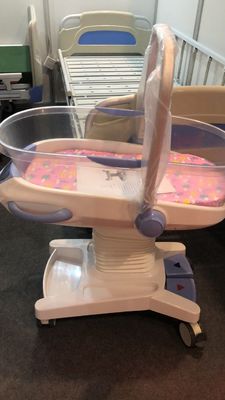 Bianco del carrello del bambino dell'ospedale del carico di controllo 25kg del circuito idraulico della greppia del bambino del letto del bambino dell'ospedale