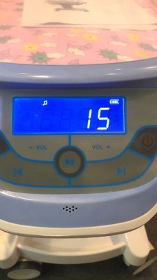 Bianco del carrello del bambino dell'ospedale del carico di controllo 25kg del circuito idraulico della greppia del bambino del letto del bambino dell'ospedale