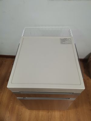 Colore di legno del piatto della struttura dell'ospedale del lato del letto della Tabella di alluminio del Governo con le macchine per colata continua