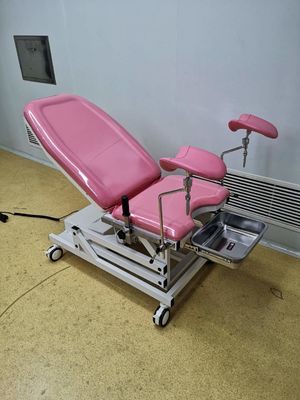 Rosa ostetrico speciale di colore del letto di ginecologia ostetrica elettrica del letto