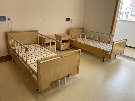 Un letto manuale materiale di legno di due funzioni della guardavia della lega di alluminio dell'ospedale