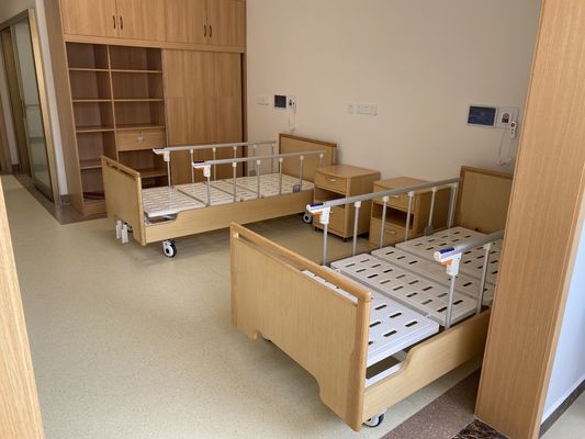 Un letto manuale materiale di legno di due funzioni della guardavia della lega di alluminio dell'ospedale