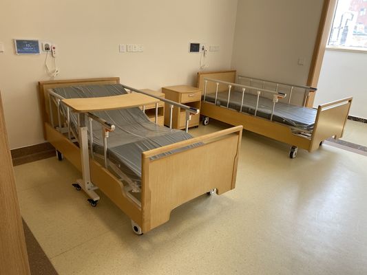 Tre letti di ospedale di legno di cura elettrici del letto di cure domiciliari di funzioni per gli anziani