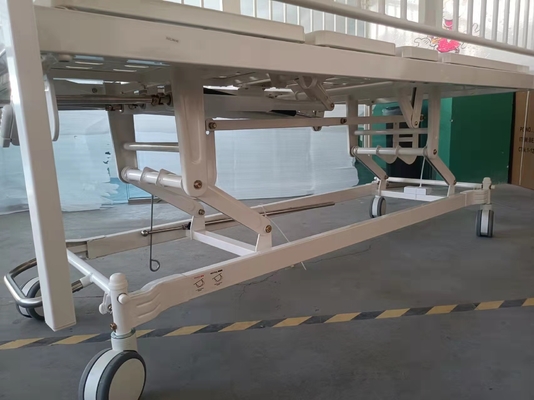 L'acciaio manuale storto del letto di ospedale tre spruzza il bianco di plastica della struttura