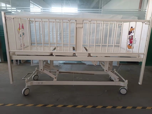 L'acciaio manuale storto del letto di ospedale tre spruzza il bianco di plastica della struttura