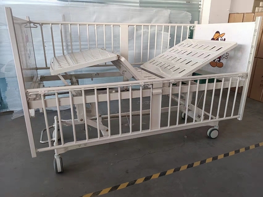 L'acciaio manuale storto del letto di ospedale tre spruzza il bianco di plastica della struttura