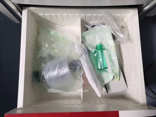 Carretto bianco medico dell'ambulanza dell'ABS dell'ospedale con quattro ruote
