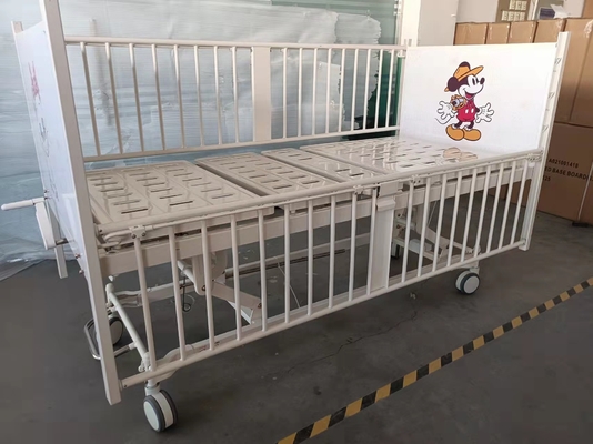 L'acciaio manuale storto del letto di ospedale tre spruzza il bianco di plastica della struttura